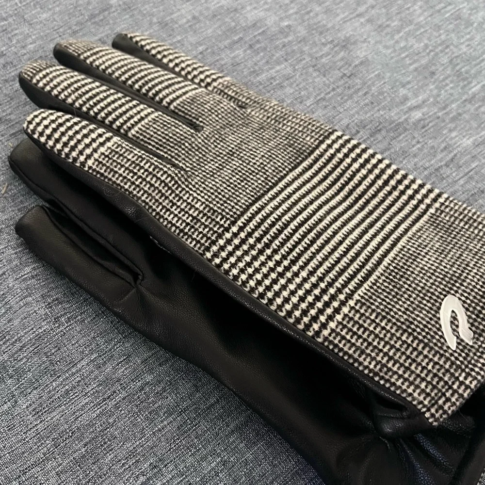 MIXIT Gloves Black and Cream/Gray Plaid Patterned NWOT Sz S/M